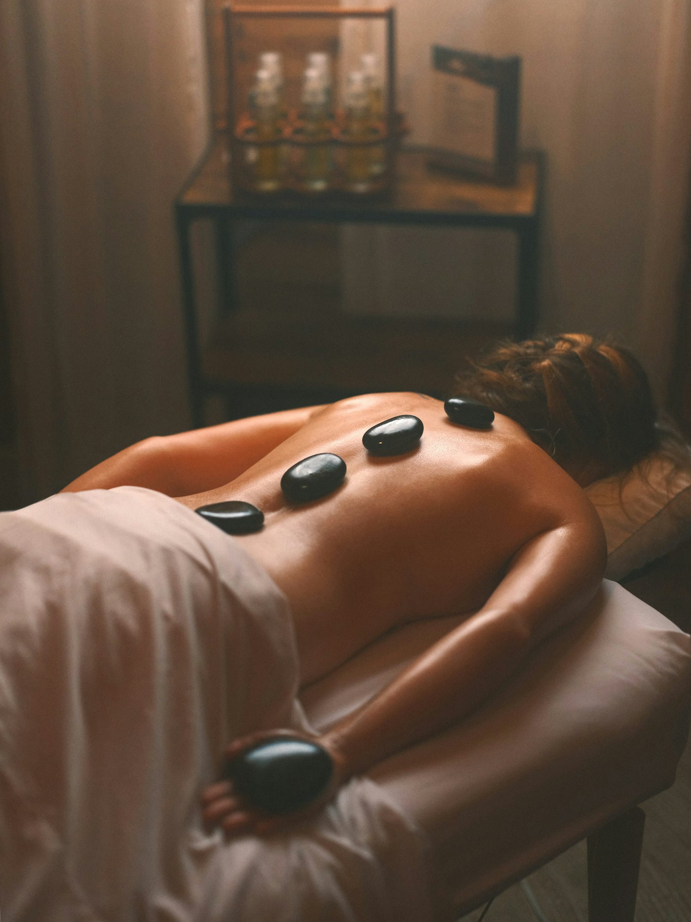 Hot stone massage — masaż gorącymi kamieniami