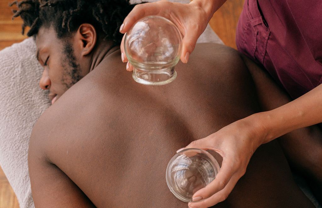 Glazen cups op een rug tijdens een cuppingbehandeling